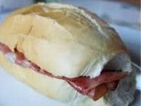 Pão com mortadela
