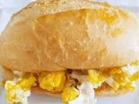 Pão com ovo